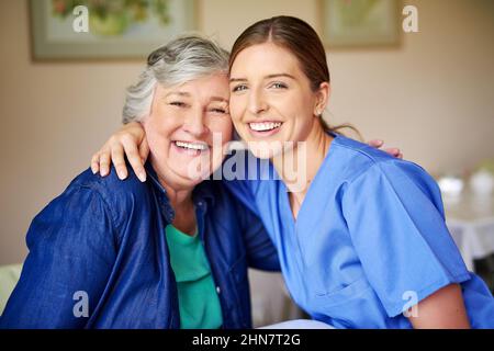 Shes la migliore infermiera mai. Shot di un residente e di un infermiere in una casa di riposo. Foto Stock