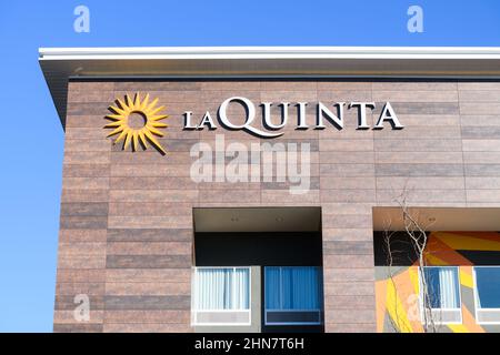 Burlington, WA, USA - 12 febbraio 2022; nome e logo la Quinta sul lato dell'hotel con cielo blu Foto Stock