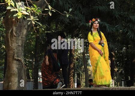 Dhaka, Bangladesh. 14th Feb 2022. La gente festeggia San Valentino all'Università di Dhaka in Bangladesh. Credit: SOPA Images Limited/Alamy Live News Foto Stock