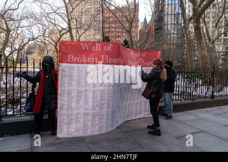 New York, NY - 14 febbraio 2022: Le proteste dei pensionati dei lavoratori municipali hanno proposto modifiche alle prestazioni mediche al City Hall Park il giorno di San Valentino Foto Stock