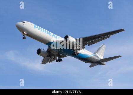 SeaTac, WA, USA - 11 febbraio 2022; gli aerei da carico Amazon prime Air 767-300 gestiti da Air Transport International si avvicinano a SeaTac per l'atterraggio Foto Stock