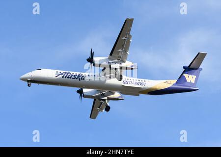 SeaTac, WA, USA - 11 febbraio 2022; Alaska Airlines Horizon de Havilland Dash 8-400 all'Università di Washington Huskies colori di viola e oro Foto Stock