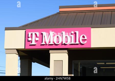 Burlington, WA, USA - 12 febbraio 2022; T-Mobile sign on building in Western Washington state per l'azienda di telefonia cellulare Foto Stock