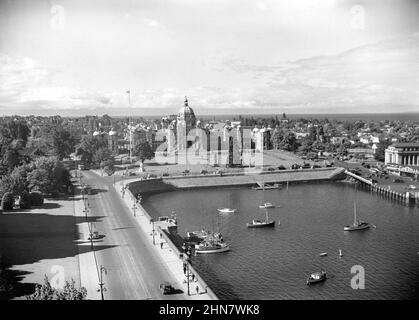 Fotografia vintage in bianco e nero ca. 1940 edifici del Parlamento Provinciale e porto interno a Victoria, British Columbia, Canada Foto Stock