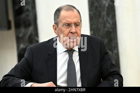 Mosca, Russia. 14th Feb 2022. Il Ministro degli Esteri russo Sergey Lavrov durante un incontro faccia a faccia con il Presidente russo Vladimir Putin al Cremlino, 14 febbraio 2022 a Mosca, Russia. Lavrov ha raccomandato di proseguire i colloqui con l'Occidente sull'Ucraina. Credit: Alexei Nikolsky/Kremlin Pool/Alamy Live News Foto Stock