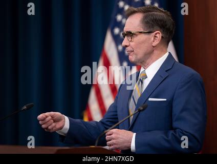 Arlington, Stati Uniti d'America. 14th Feb 2022. Arlington, Stati Uniti d'America. 14 Febbraio, 2022. Il Segretario alla stampa del Pentagono John Kirby risponde a una domanda durante un briefing stampa al Pentagono, 14 febbraio 2022 ad Arlington, Virginia. Kirby ha discusso la situazione in Ucraina e lo spiegamento delle forze degli Stati Uniti nei paesi NATO dell'Europa orientale. Credito: SSgt. Brittany Chase/DOD/Alamy Live News Foto Stock