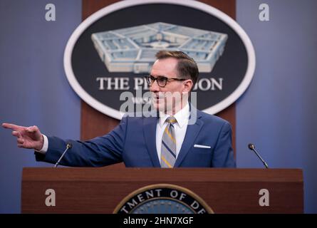 Arlington, Stati Uniti d'America. 14th Feb 2022. Arlington, Stati Uniti d'America. 14 Febbraio, 2022. Il Segretario alla stampa del Pentagono John Kirby risponde a una domanda durante un briefing stampa al Pentagono, 14 febbraio 2022 ad Arlington, Virginia. Kirby ha discusso la situazione in Ucraina e lo spiegamento delle forze degli Stati Uniti nei paesi NATO dell'Europa orientale. Credito: SSgt. Brittany Chase/DOD/Alamy Live News Foto Stock