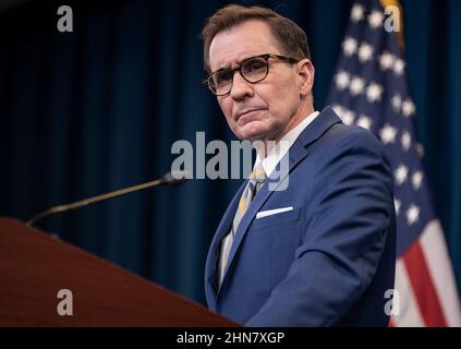 Arlington, Stati Uniti d'America. 14th Feb 2022. Arlington, Stati Uniti d'America. 14 Febbraio, 2022. Il Segretario alla stampa del Pentagono John Kirby risponde a una domanda durante un briefing stampa al Pentagono, 14 febbraio 2022 ad Arlington, Virginia. Kirby ha discusso la situazione in Ucraina e lo spiegamento delle forze degli Stati Uniti nei paesi NATO dell'Europa orientale. Credito: SSgt. Brittany Chase/DOD/Alamy Live News Foto Stock