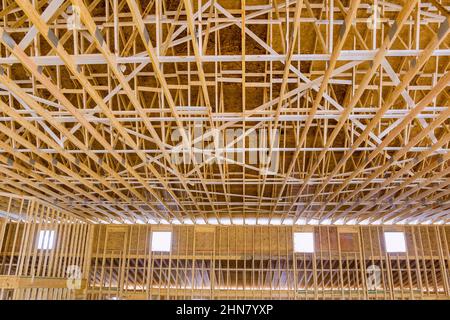 Installazione di legno con travi per tetti struttura a traliccio condominio Foto Stock