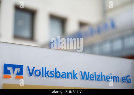 Welzheim, Germania. 14th Feb 2022. Il logo Volksbank Welzheim è visibile su un cartello di fronte alla sede centrale della banca cooperativa nel centro della città. In una controversia legale, Verbraucherzentrale Baden-Württemberg e Volksbank Welzheim si trovano di fronte a un tribunale. Credit: Marijan Murat/dpa/Alamy Live News Foto Stock