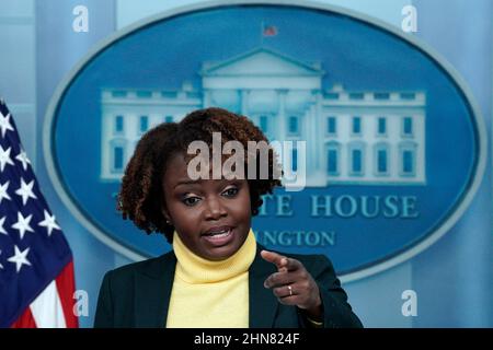 Washington, Vereinigte Staaten. 14th Feb 2022. Il vice segretario generale della Casa Bianca, Karine Jean-Pierre, parla a un briefing quotidiano alla Casa Bianca di Washington il 14 febbraio 2022. Credit: Yuri Gripas/Pool via CNP/dpa/Alamy Live News Foto Stock