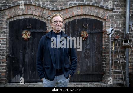 Berlino, Germania. 11th Feb 2022. Wolfgang Lippert, cantante, presentatore e intrattenitore, si trova nel cortile fuori dal suo studio durante una sessione fotografica esclusiva con l'Agenzia Stampa tedesca dpa. Wolfgang Lippert compie 70 anni il 16 febbraio. Credit: Brittta Pedersen/dpa-Zentralbild/dpa/Alamy Live News Foto Stock