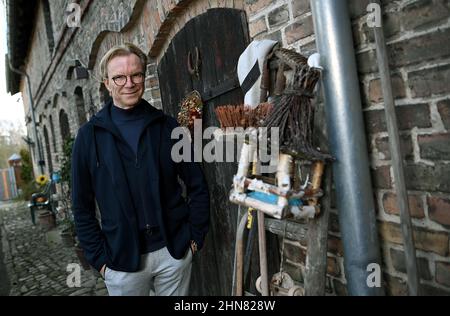 Berlino, Germania. 11th Feb 2022. Wolfgang Lippert, cantante, presentatore e intrattenitore, si trova nel cortile fuori dal suo studio durante una sessione fotografica esclusiva con l'Agenzia Stampa tedesca dpa. Wolfgang Lippert compie 70 anni il 16 febbraio. Credit: Brittta Pedersen/dpa-Zentralbild/dpa/Alamy Live News Foto Stock