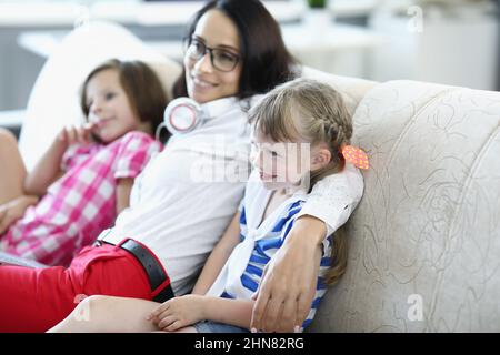 I bambini adorano guardare la tv Foto Stock