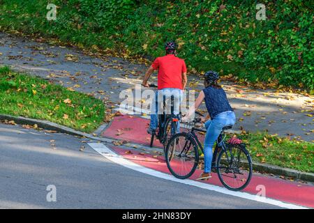 I ciclisti modifica dal ciclo percorso per un combinato di ciclismo su strada e sentiero con pedoni Foto Stock