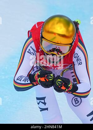 Yanqing, Cina. 15th Feb 2022. Olimpiadi, sci alpino, discesa, donne, al National Alpine Ski Centre, Kira Weidle in azione. Credit: Michael Kappeler/dpa/Alamy Live News Foto Stock