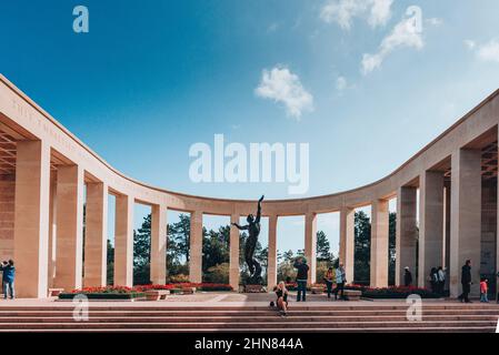 Bella vista del cimitero americano in Normandia e Memorial con i turisti in Normandia, Francia Foto Stock