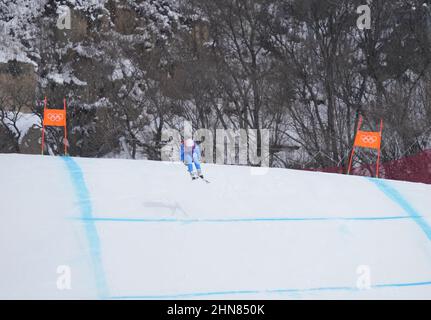 Pechino, Cina. 15th Feb 2022. Elena Curton d'Italia creste una collina nella corsa di discesa delle Donne dello sci alpino al Centro Nazionale di Sci Alpino di Yanqing alle Olimpiadi invernali di Pechino 2022 martedì 15 febbraio 2022. Foto di Paul Hanna/UPI Credit: UPI/Alamy Live News Foto Stock