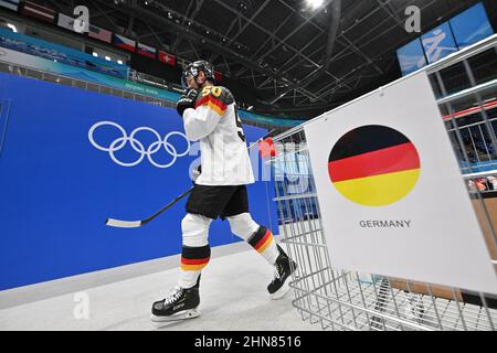 Pechino, Cina. 15th Feb 2022. Olimpiadi, hockey su ghiaccio, qualificazione quarterfinal, Slovacchia - Germania al National Indoor Stadium, Patrick Hager di Germania prima della partita. Credit: Peter Kneffel/dpa/Alamy Live News Foto Stock