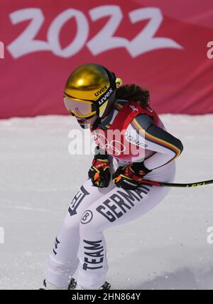 Pechino, Cina. 15th Feb 2022. Kira Weidle della Germania reagisce dopo aver attraversato il traguardo della gara di discesa delle Donne dello sci alpino presso il Centro Nazionale di Sci Alpino di Yanqing alle Olimpiadi invernali di Pechino 2022 martedì 15 febbraio 2022. Foto di Paul Hanna/UPI Credit: UPI/Alamy Live News Foto Stock