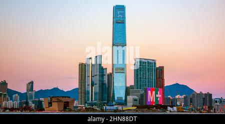 L'ICC International Commerce Centre e il nuovissimo museo M+ di cultura visiva di Hong Kong, Victoria Harbour, Hong Kong, Cina. Foto Stock