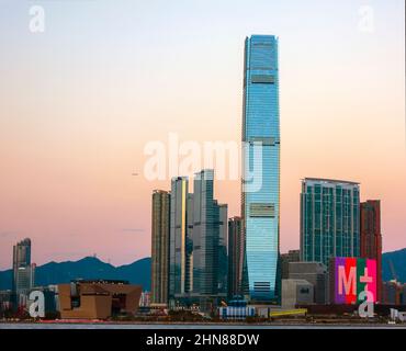 L'ICC International Commerce Centre e il nuovissimo museo M+ di cultura visiva di Hong Kong, Victoria Harbour, Hong Kong, Cina. Foto Stock