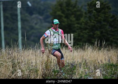 ARTHURS PASS, NUOVA ZELANDA, 12 FEBBRAIO 2022; concorrente Ryan Kiesanowski sulla costa a costa triathlon Foto Stock