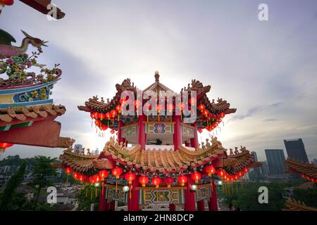 Kuala Lumpur, Malesia - 6th feb 2022: Lanterne rosse appese su un padiglione al Tempio di Thean Hou, Kuala Lumpur Malesia. Foto Stock