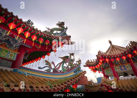 Kuala Lumpur, Malesia - 6th feb 2022: Il tetto con intagli e lanterne rosse illuminate appese sul tetto al Tempio di Thean Hou, Kuala Lumpur Malesia Foto Stock