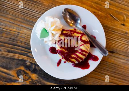 Dessert con sorbetto, ciambella e sciroppo Foto Stock