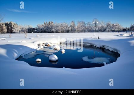 Stagno nel parco della città in inverno, Imatra Finlandia Foto Stock