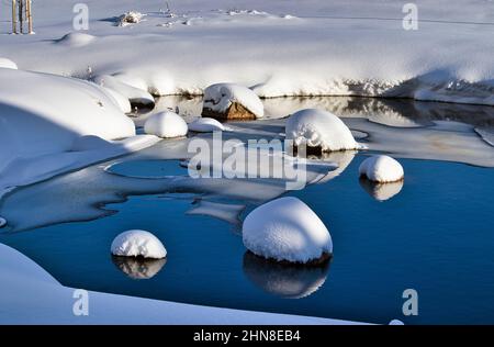 Stagno nel parco della città in inverno, Imatra Finlandia Foto Stock