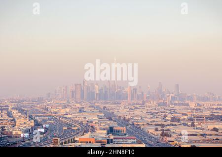 DUBAI, Emirati Arabi Uniti - 24 GENNAIO 2022: Favolosa vista del paesaggio urbano di Dubai, Dubai, Emirati Arabi Uniti. Dubai - grande skyline del centro città con grattacielo di lusso Foto Stock