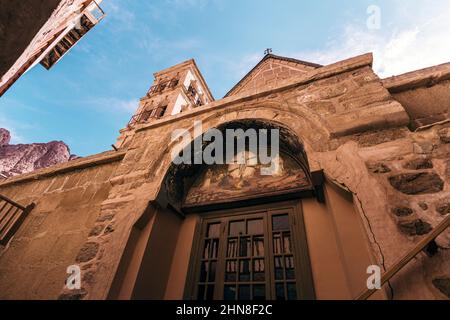 Paesaggio di montagna vicino al monastero di Santa Caterina. Montagne rocciose di arenaria rossa e cielo blu. Egitto. Sinai meridionale. Foto Stock