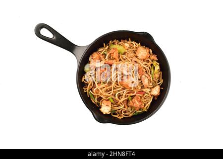 vista dall'alto delle tagliatelle di pollo in padella isolata su sfondo bianco con percorso di taglio Foto Stock