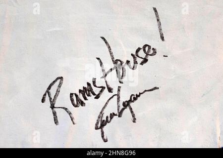 Un autografo dell'annunciatore pubblico dei Los Angeles Rams con il messaggio "Rams House" è scritto sul telo con un logo dei Rams che copre il logo della mascotte della Brightwood Elementary School Bengal dopo la vittoria dei Rams sui Cincinnati Bengals nel Super Bowl LVI, lunedì 14 febbraio 2022, a Monterey Park, calib. Foto Stock