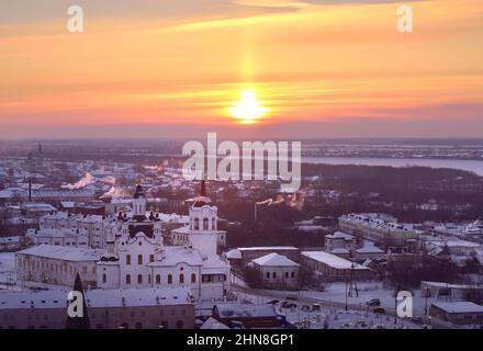 Tramonto invernale su Tobolsk. Città bassa sulle rive del fiume Irtysh, Chiesa di Zaccaria ed Elisabetta nella prima capitale della Siberia. Russia, 20 Foto Stock