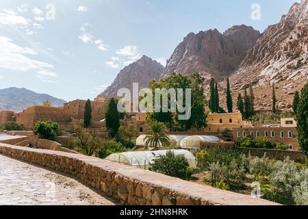 Paesaggio di montagna vicino al monastero di Santa Caterina. Montagne rocciose di arenaria rossa e cielo blu. Egitto. Sinai meridionale. Foto Stock