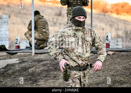 REGIONE DI ZAPORIZHZHIA, UCRAINA - 14 FEBBRAIO 2022 - Un soldato mascherato viene raffigurato presso il Centro militare di addestramento istituito entro 24 ore a Zaporizhzhia Foto Stock