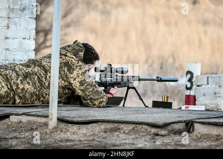 REGIONE DI ZAPORIZHZHIA, UCRAINA - 14 FEBBRAIO 2022 - Capo dell'Amministrazione Regionale di Stato di Zaporizhzhia Oleksandr Starukh guarda attraverso un telescopio Foto Stock