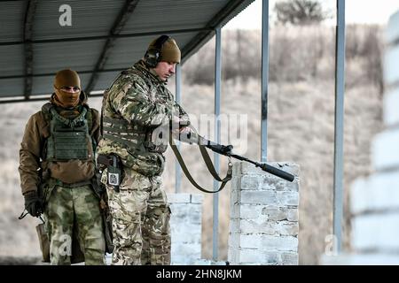 REGIONE DI ZAPORIZHZHIA, UCRAINA - 14 FEBBRAIO 2022 - Un soldato gestisce un fucile in un poligono di tiro al Military Training Center allestito entro 24 ore Foto Stock