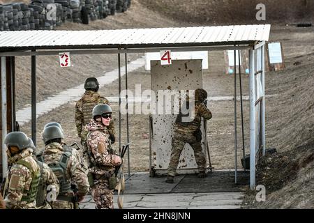 REGIONE DI ZAPORIZHZHIA, UCRAINA - 14 FEBBRAIO 2022 - i soldati praticano in un poligono di tiro presso il centro di addestramento militare istituito entro 24 ore a Zap Foto Stock