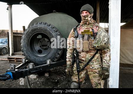 REGIONE DI ZAPORIZHZHIA, UCRAINA - 14 FEBBRAIO 2022 - Un soldato mascherato assiste al Centro militare di addestramento istituito entro 24 ore nella regione di Zaporizhzhia Foto Stock