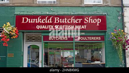 Facciata colorata di macelleria tradizionale nella piccola e pittoresca cittadina di Dunkeld, Perthshire, Scozia Regno Unito Foto Stock