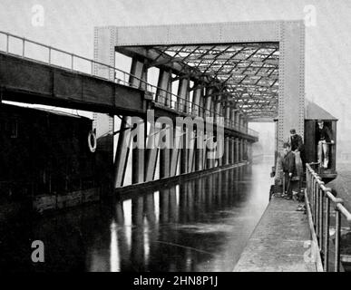 Manchester Ship Canal - Barton Aqueduct - Francis Frith photography - 1894 Foto Stock