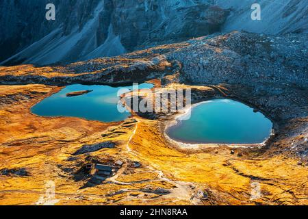 Acque cristalline dei laghi alpini piani (Laghi dei piani) nel Parco Nazionale delle tre Cime di Laveredo, Dolomiti, Italia. Fotografia di paesaggio Foto Stock