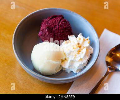 Sorbetto alla bacche e al limone appetitoso in ciotola Foto Stock