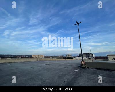 Augusta, GA USA - 12 13 21: Augusta GA ospedale medico distretto centro città luce paesaggio su un ponte di parcheggio Foto Stock