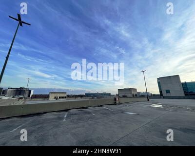 Augusta, GA USA - 12 13 21: Augusta GA ospedale medico distretto centro città paesaggio ponte di parcheggio ed edifici Foto Stock