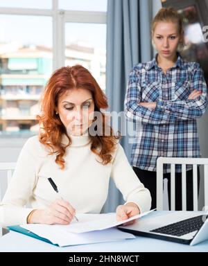 Donna emotivamente si lamenta la scarsa rendimento accademico di sua figlia Foto Stock